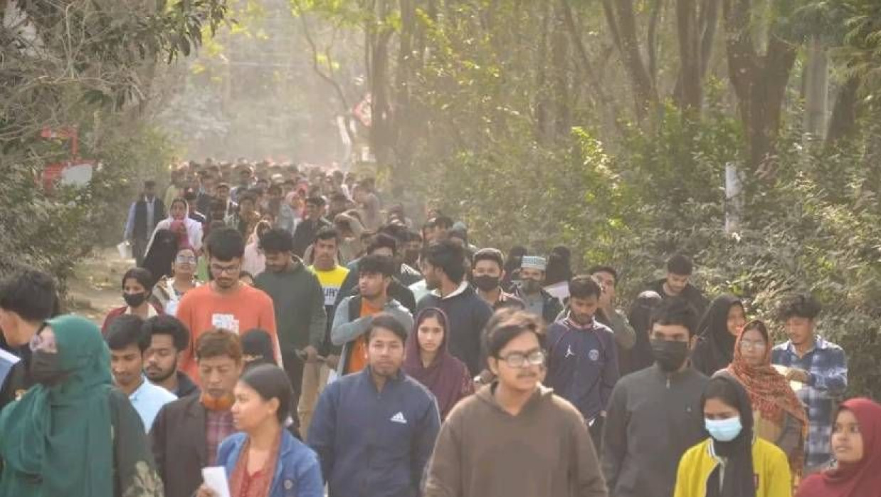 পরীক্ষা দিয়ে বের হচ্ছেন ভর্তিচ্ছুরা