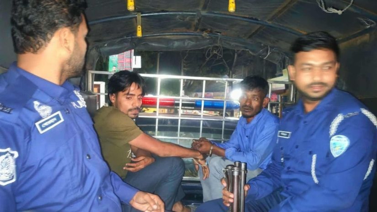 ‎বাসে কুবি শিক্ষার্থীকে হেনস্তা, আটক ৫