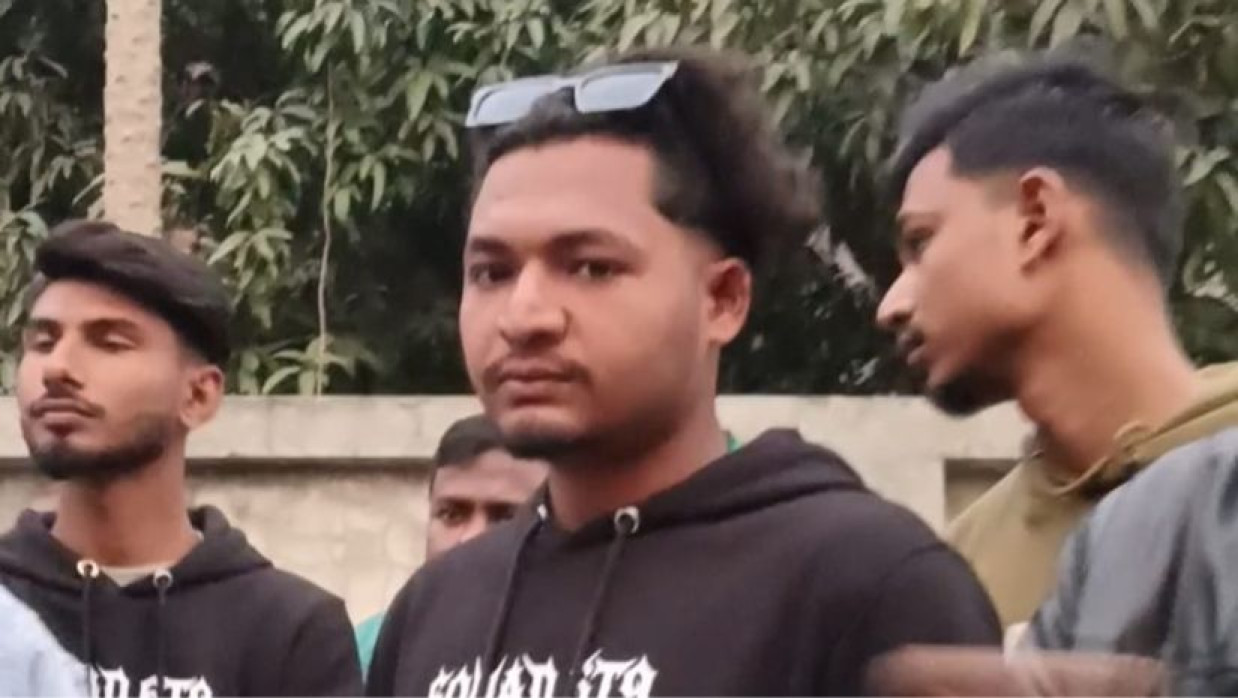 রুয়েট সংলগ্ন ফ্লাইওভারে রাবি শিক্ষার্থীদের হেনস্তা ও ছিনতাই চেষ্টা, আটক ৫