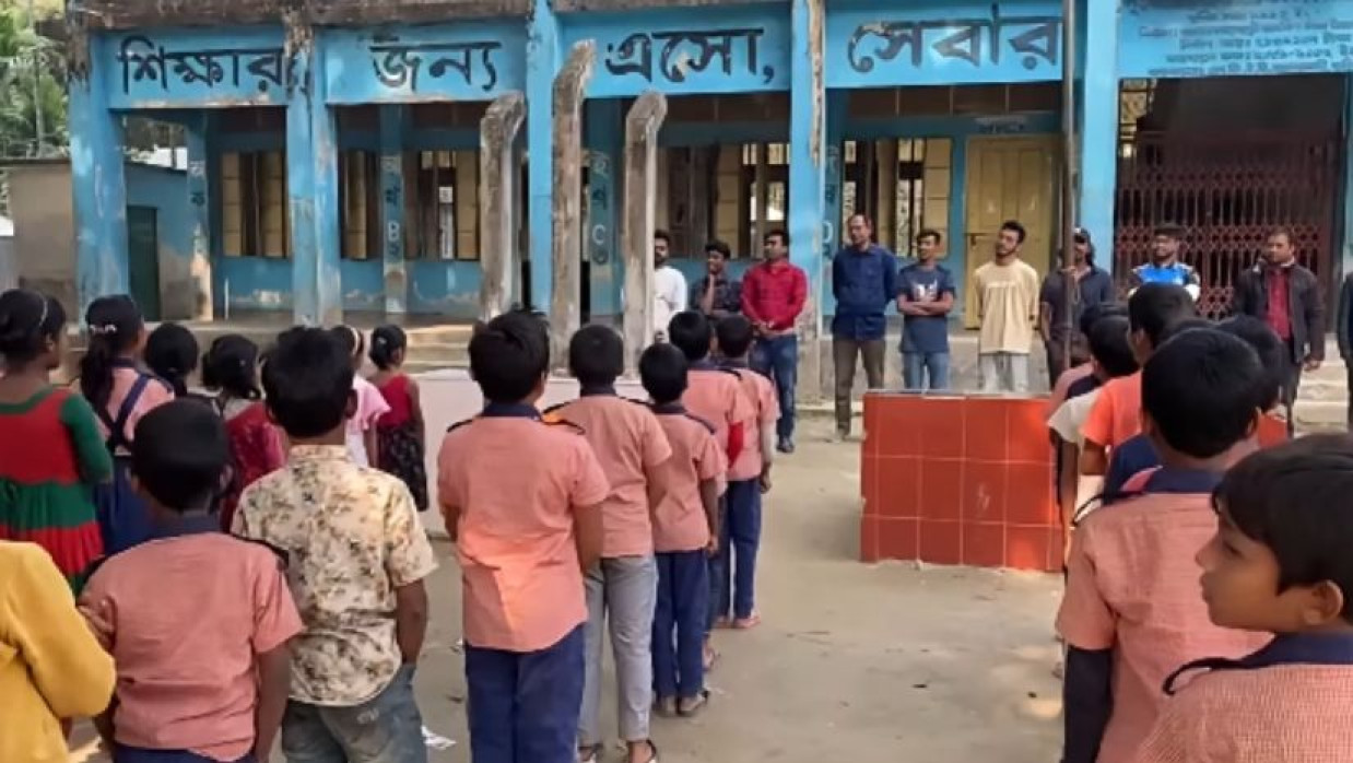 প্রাথমিক বিদ্যালয়ে শিক্ষার্থীদের দিয়ে ‘ধানের শীষ’ স্লোগান ছাত্রদল নেতার