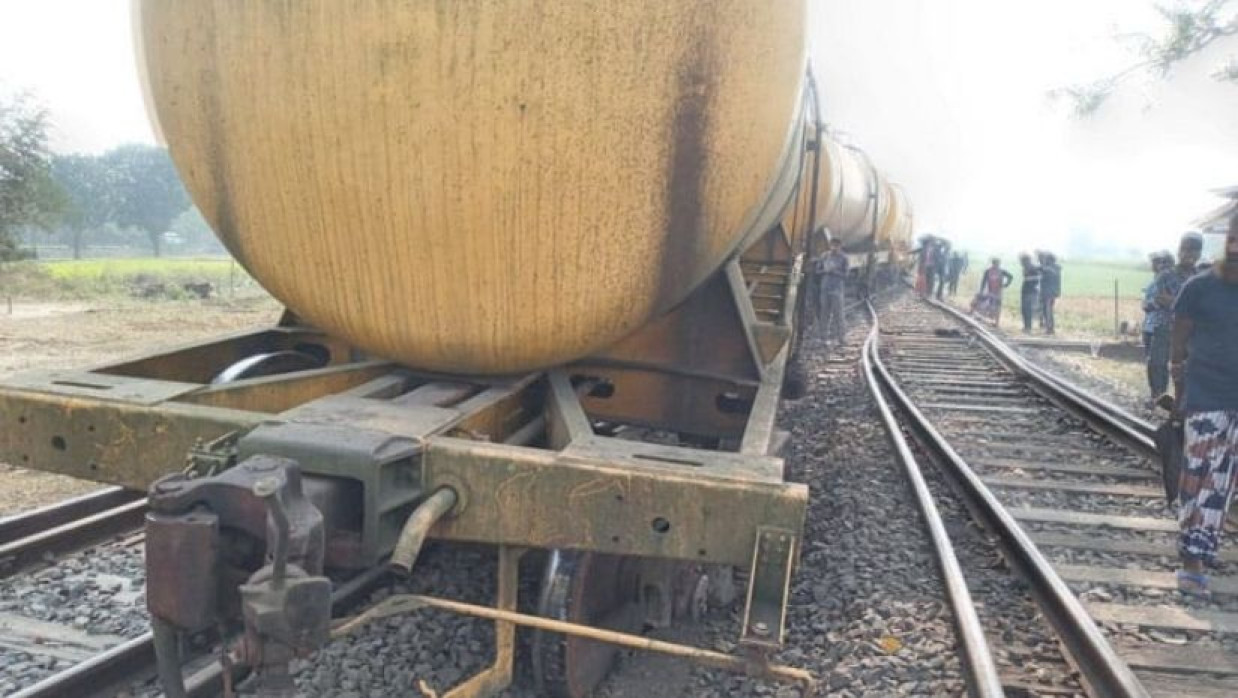 লাইনচ্যুত তেলবাহী ট্রেন 