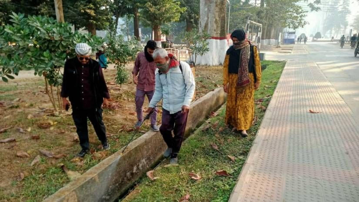 মশকনিধনে রাবি ক্যাম্পাসে কীটনাশক স্প্রে করা হচ্ছে