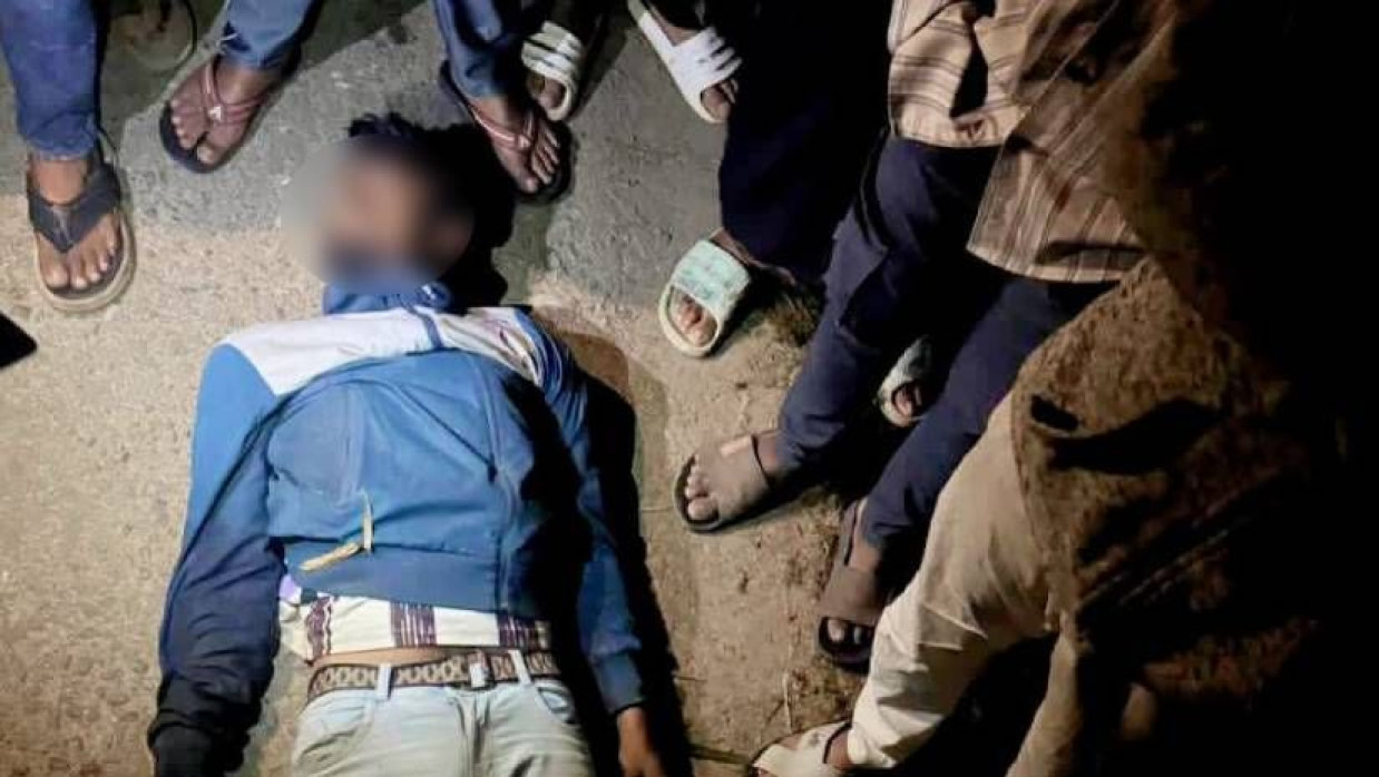 রাস্তায় পড়ে আছে জিয়াউর হক জিসানের মরদেহ