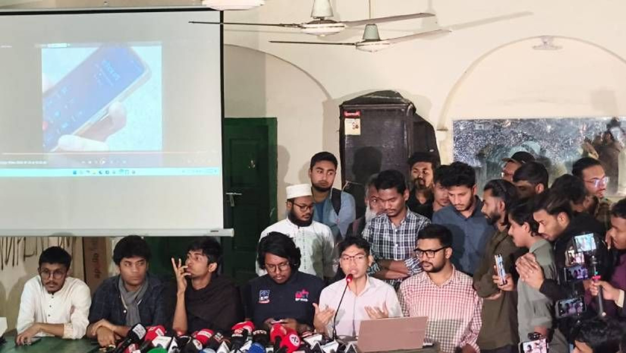 মধুর ক্যান্টিনে ডাকসুর উদ্যোগে ডকুমেন্টারি ফিল্মের আকারে ভিডিও ফুটেজ দেখানো হয় 