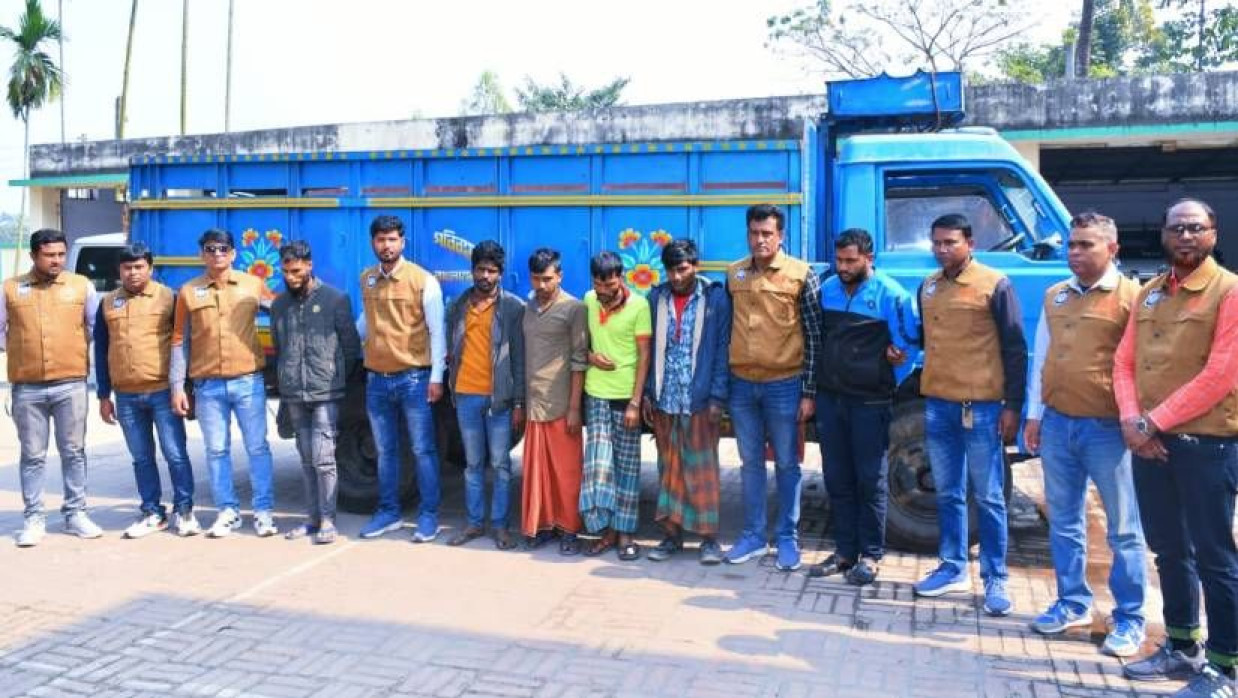 গ্রেপ্তার ডাকাত চক্রের ছয়জন ও ডিবির সদস্যরা