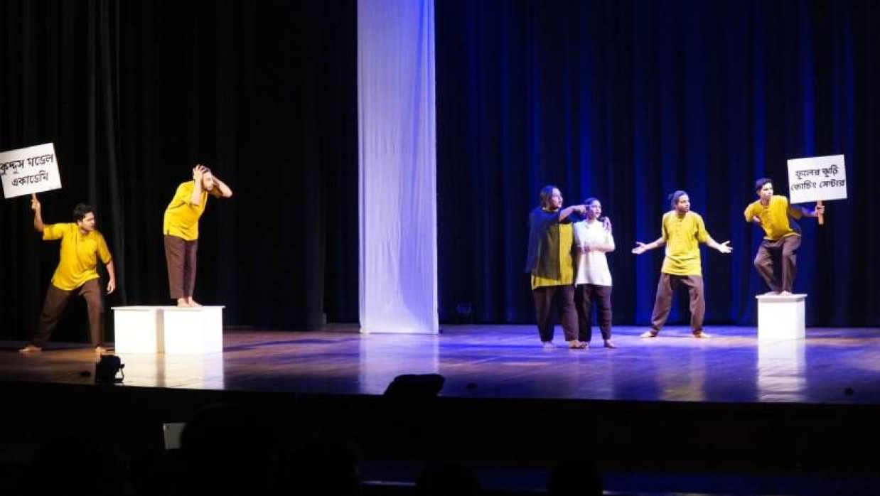 শিল্পকলা একাডেমির মূল হলে ‘পোস্টমর্টেম’ নাটকে পারফর্ম করছেন অভিনয়শিল্পীরা