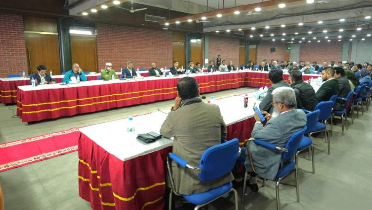 গোলটেবিল আলোচনায় অতিথিরা