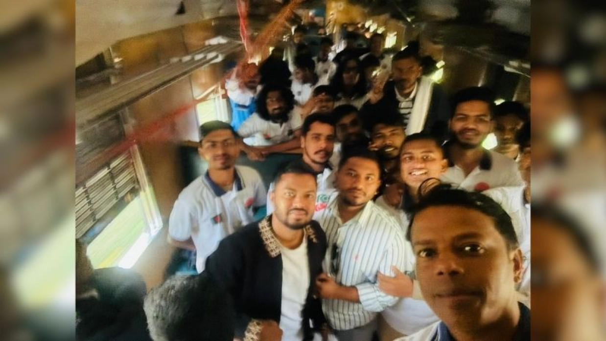 জনসভার উদ্দেশ্যে শাটল ট্রেনে ছাত্রদল নেতারা (সেলফি)