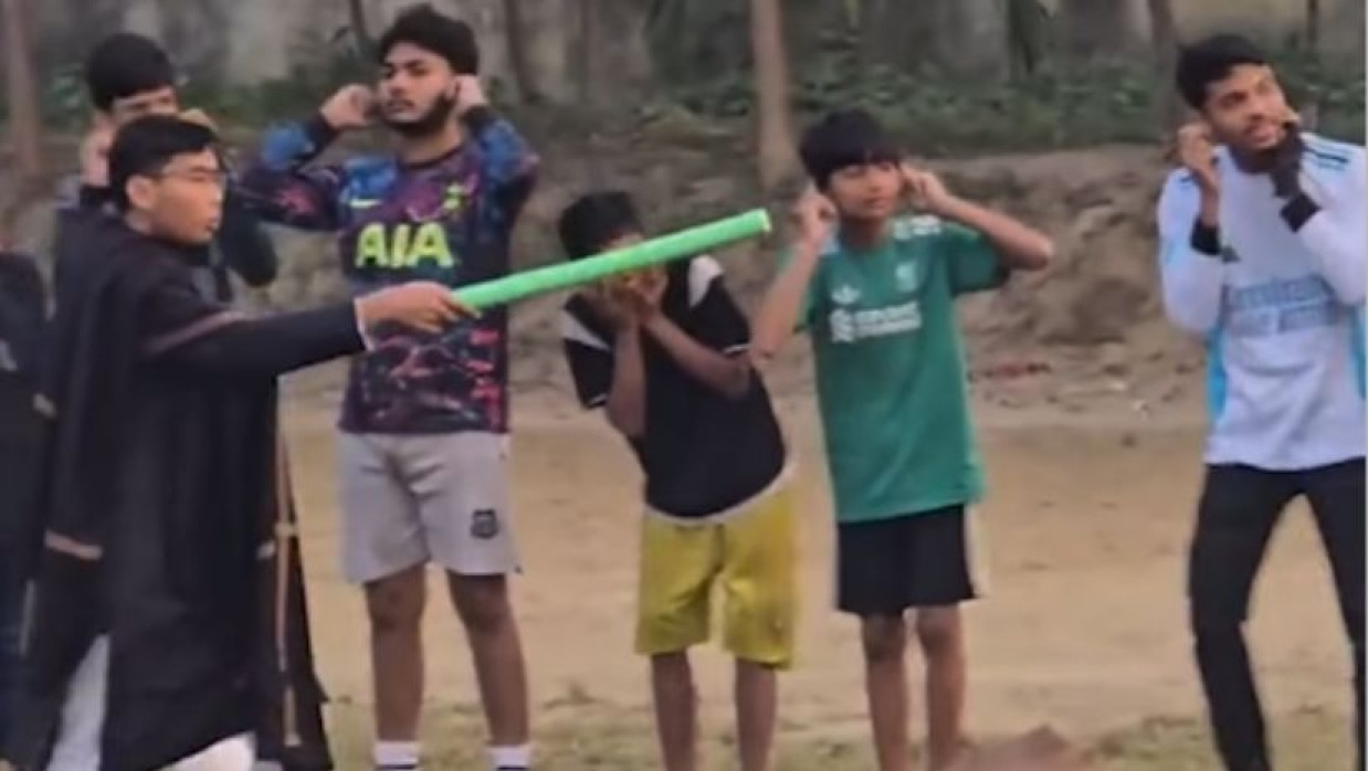 এবার ঢাবির মাঠে কিশোরদের কান ধরে উঠবস করালেন সর্বমিত্র চাকমা