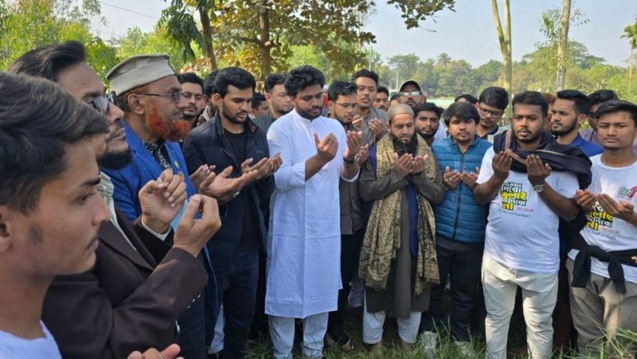শহীদ ইশমামের কবর জিয়ারত করছেন এনসিপি নেতারা 
