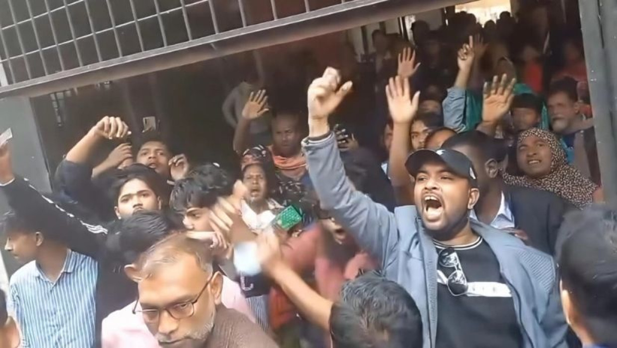 আদালত চত্বরে ‘জয় বাংলা’ শ্লোগান