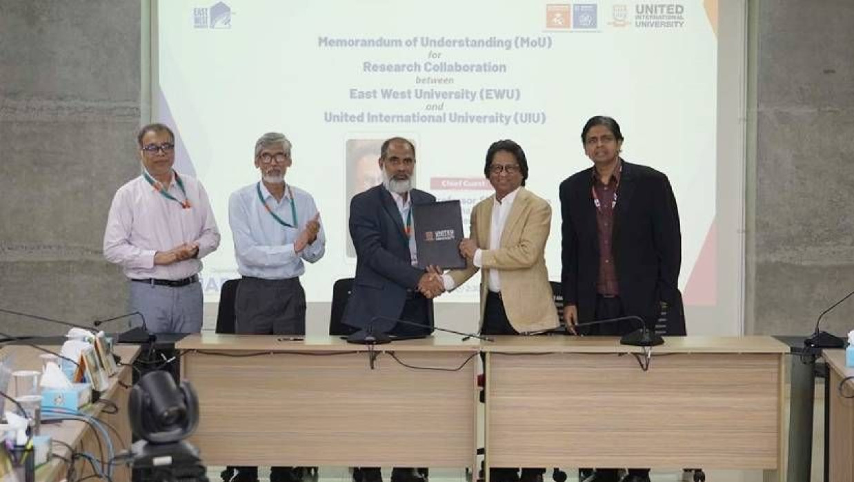 ইউআইইউর ভিসি ও ইডব্লিউইউর ভিসি নিজ নিজ বিশ্ববিদ্যালয়ের পক্ষে সমঝোতা স্মারকে স্বাক্ষর করেন