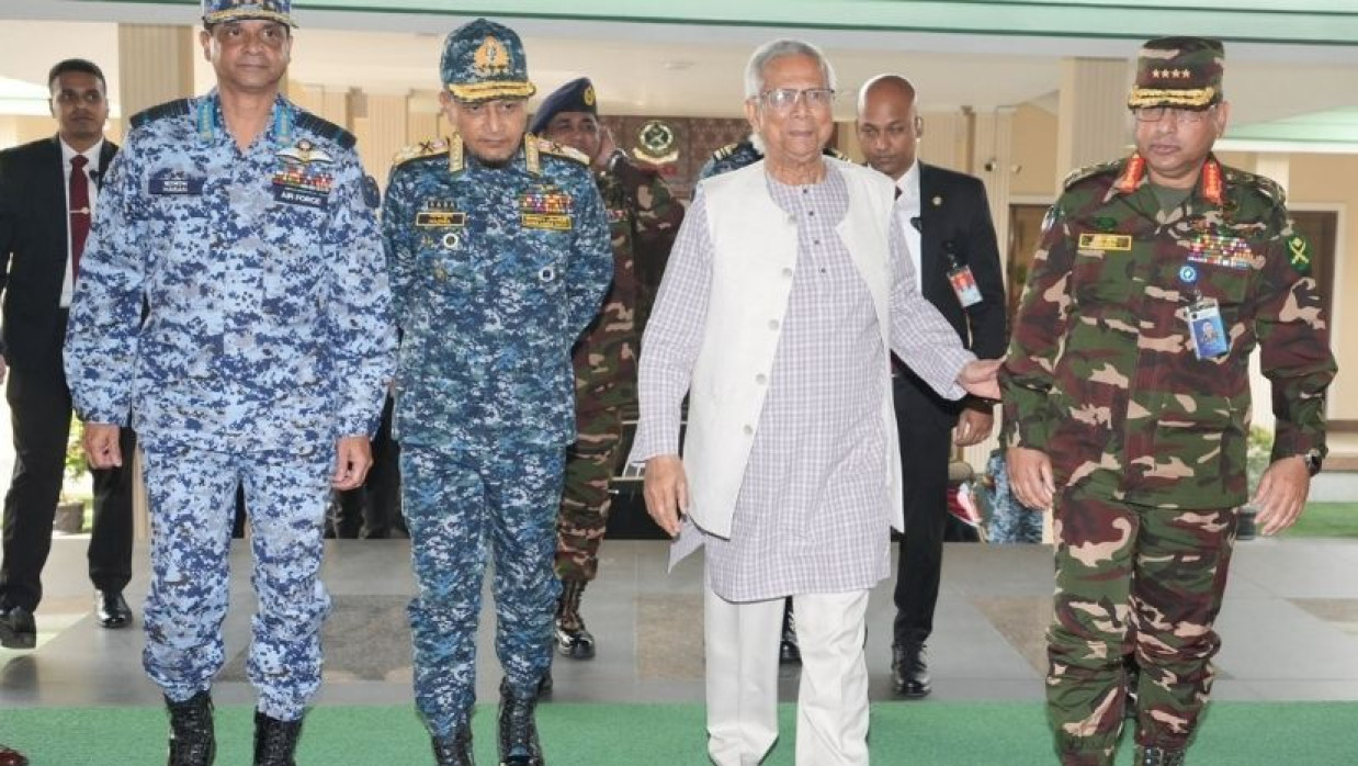 সশস্ত্র বাহিনীর সঙ্গে প্রধানদের সঙ্গে প্রধান উপদেষ্টা