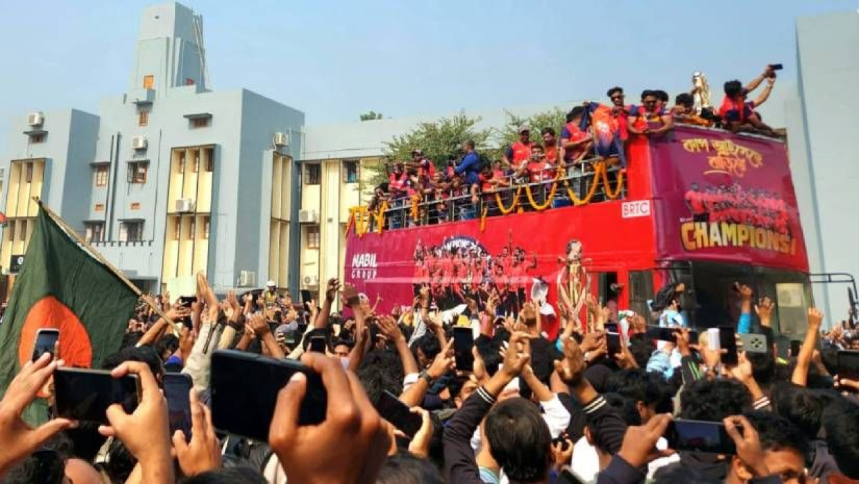 ছাদখোলা বাসে বিপিএলের ট্রফি নিয়ে রাবি ক্যাম্পাসে টিম রাজশাহী ওয়ারিয়র্স