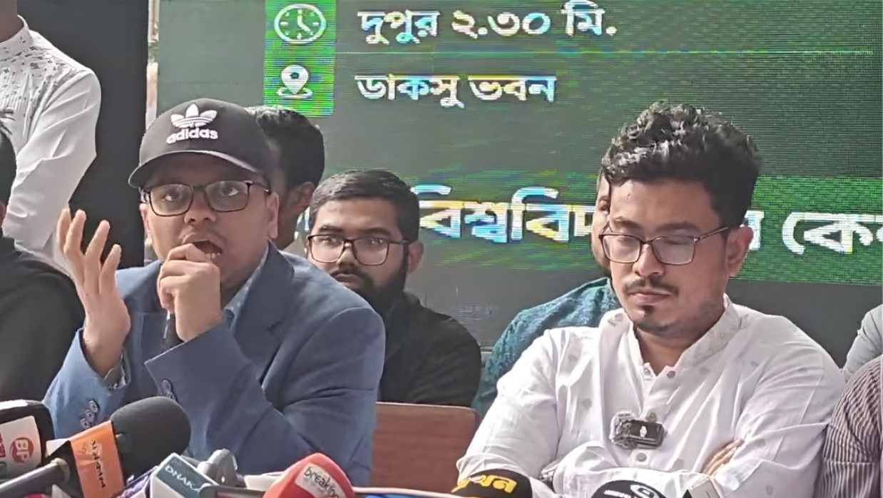 সংবাদ সম্মেলনে কথা বলছেন এসএম ফরহাদ