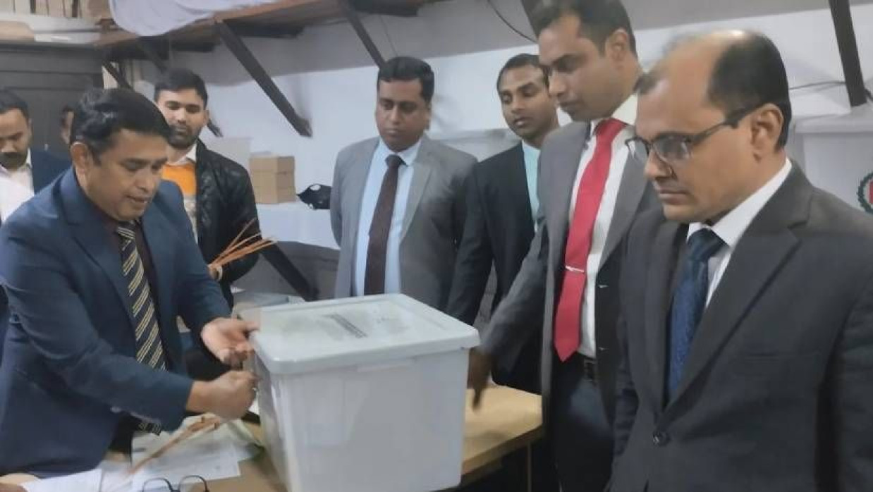 ব্যালট বাক্সগুলো সিল ও তালা দিয়ে বন্ধ করা হয়