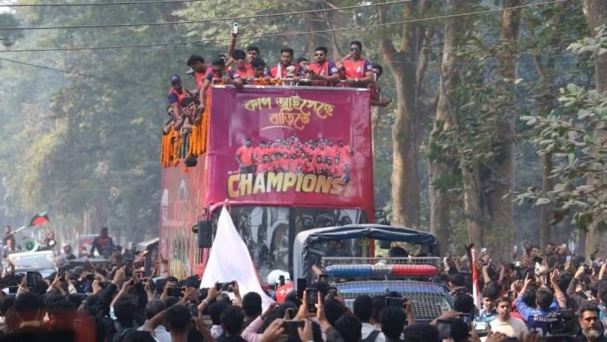 ছাদখোলা বাসে ট্রফি হাতে রাজশাহী ওয়ারিয়র্সের খেলোয়াড়রা