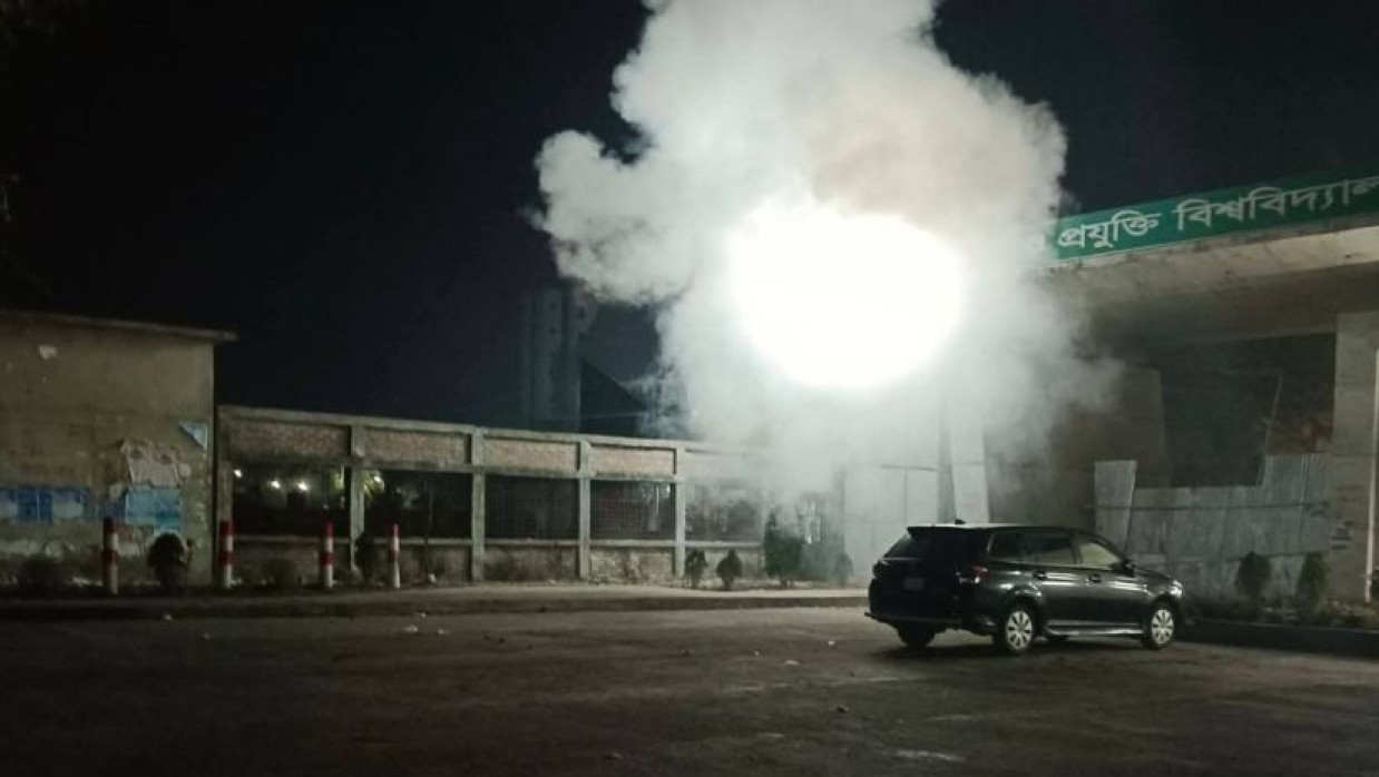 প্রধান ফটকের সামনে ককটেল বিস্ফোরণ