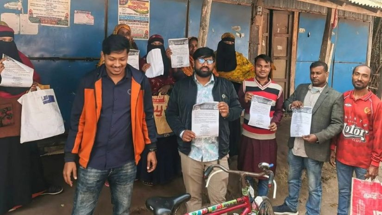 ছাত্রলীগের লিফলেট বিতরণ