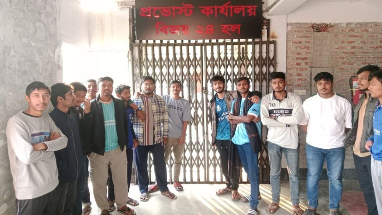 পবিপ্রবির বিজয়-২৪ হলে প্রভোস্ট অফিসে তালা দিয়ে আন্দোলন করেছেন শিক্ষার্থীরা