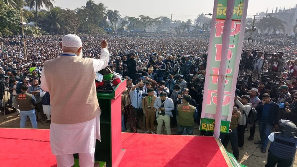 যশোর ঈদগাহ ময়দানে আয়োজিত নির্বাচনী জনসভায় বক্তব্য দিচ্ছেন দলের আমির ডা. শফিকুর রহমান