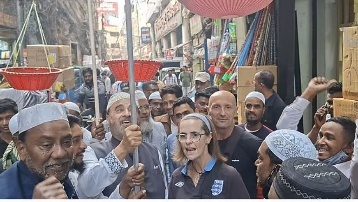 ঢাকা-৭ আসনে জামায়াত প্রার্থী মো. এনায়াত উল্লা’র সঙ্গে দাঁড়িপালা স্লোগান দুই ব্রিটিশ নাগরিক