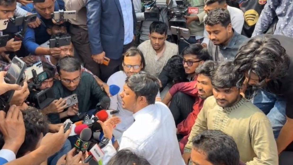 নেতাকর্মীদের নিয়ে সড়কে রাস্তায় বসে পড়েন