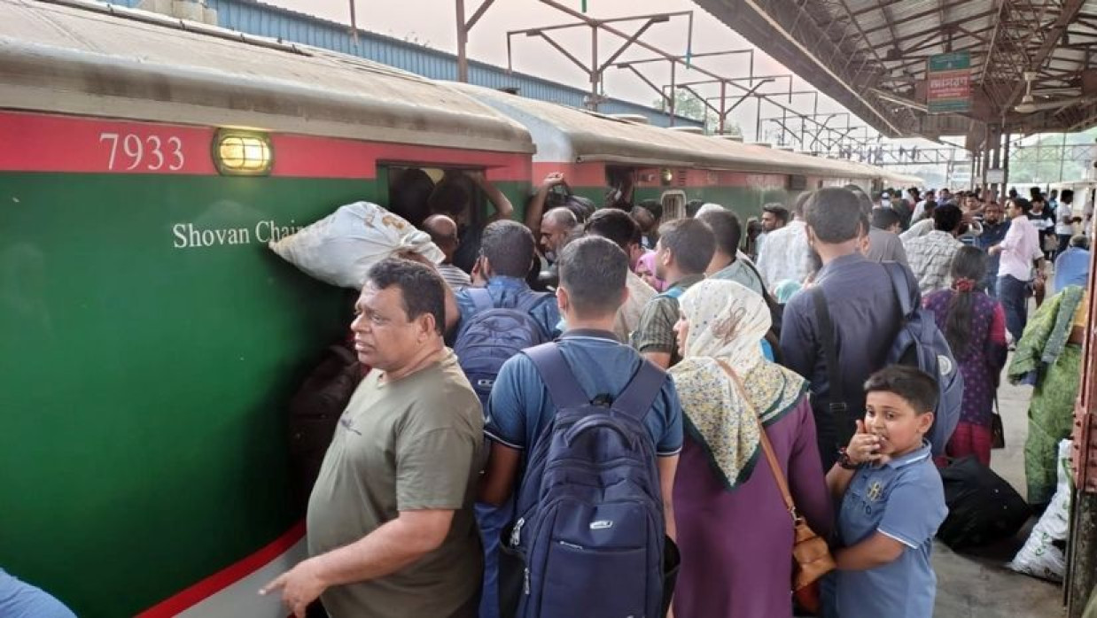 রেলওয়ে স্টেশনে যাত্রীদের ভিড়