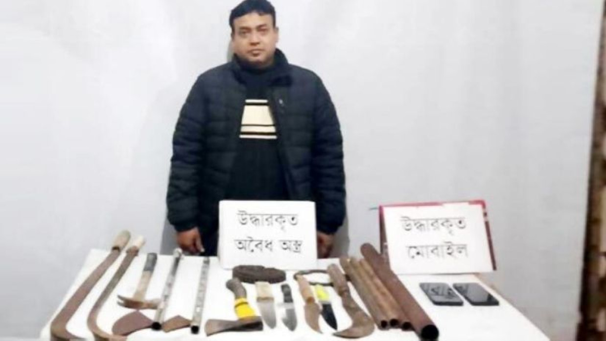 চাইনিজ কুঁড়াল-রাম দাসহ যৌথ বাহিনীর হাতে ইউনিয়ন বিএনপি নেতা আটক