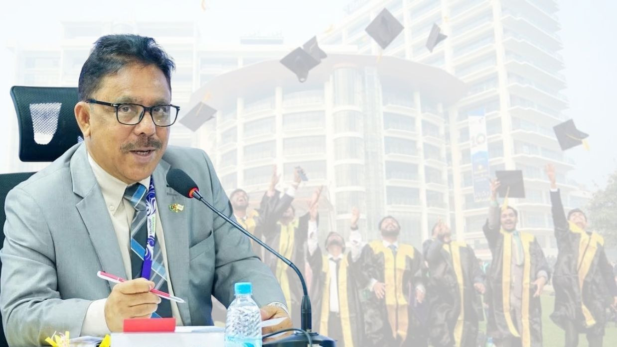 সমাবর্তনের সামনে শিক্ষার্থীরা, পেছনে শিক্ষকরা— প্রশংসায় ভাসছেন ড্যাফোডিল উপাচার্য