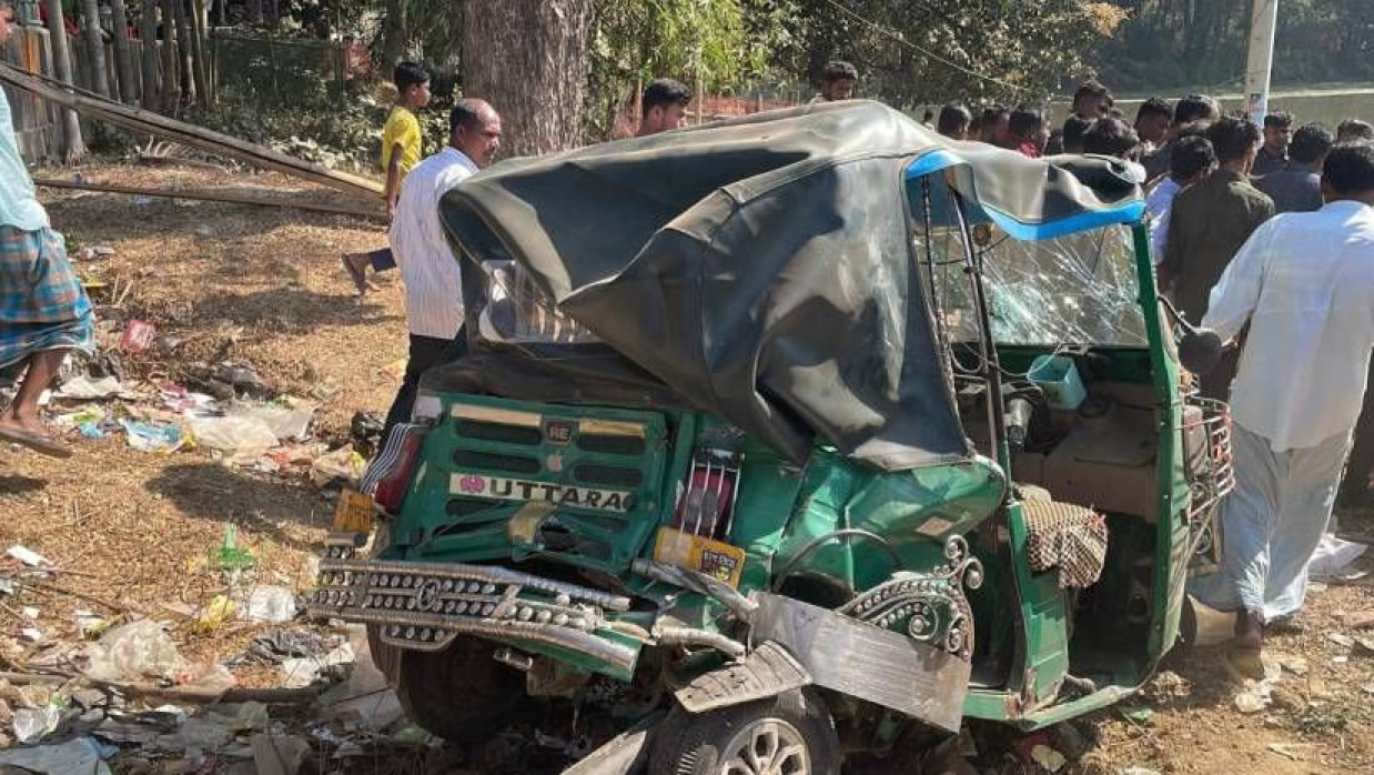 ট্রাকের ধাক্কায় দুমড়েমুচড়ে যাওয়া সিএনজি