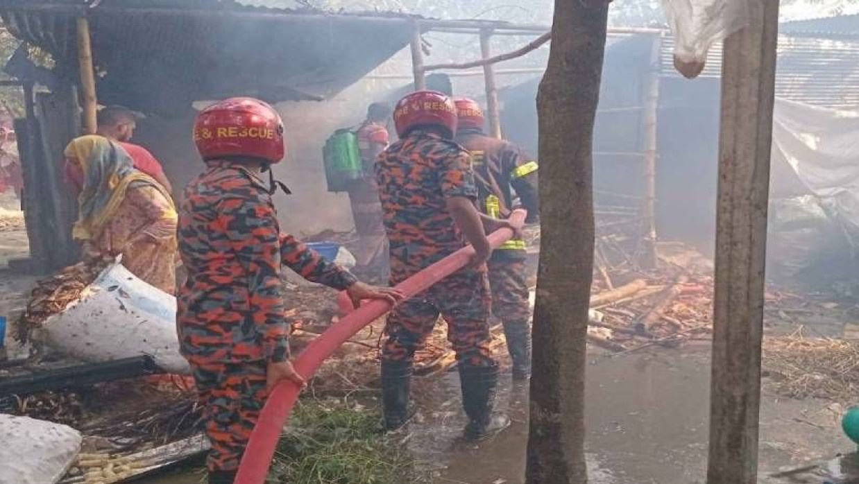 ঘটনাস্থলে ফায়ার সার্ভিসের দল