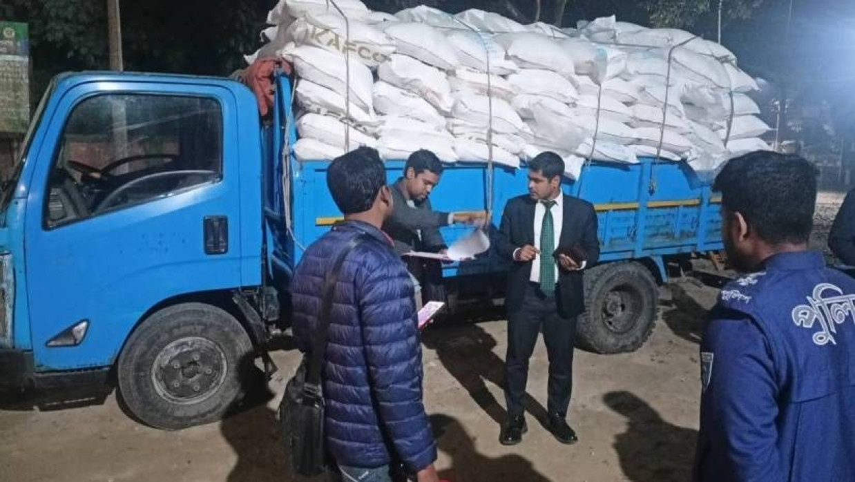 গাইবান্ধায় ২০০ বস্তা ইউরিয়াসহ ট্রাক জব্দ, চালককে জরিমানা