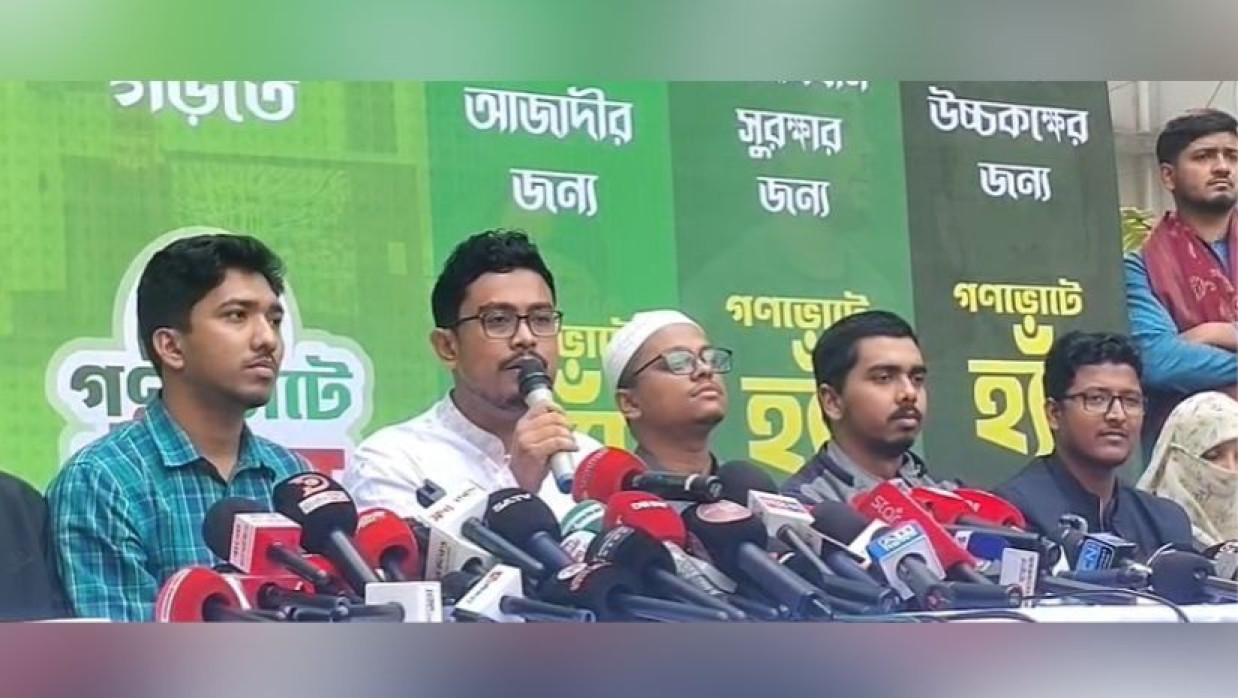 ডাকসু প্রাঙ্গণে আয়োজিত সংবাদ সম্মেলনে পাঁচ ছাত্রসংসদের প্রতিনিধিরা