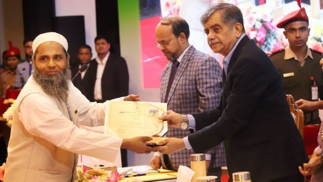  কারিগরি শিক্ষায় জাতীয় পর্যায়ে শ্রেষ্ঠ প্রতিষ্ঠান প্রধান ড. ফারুক হোসেন