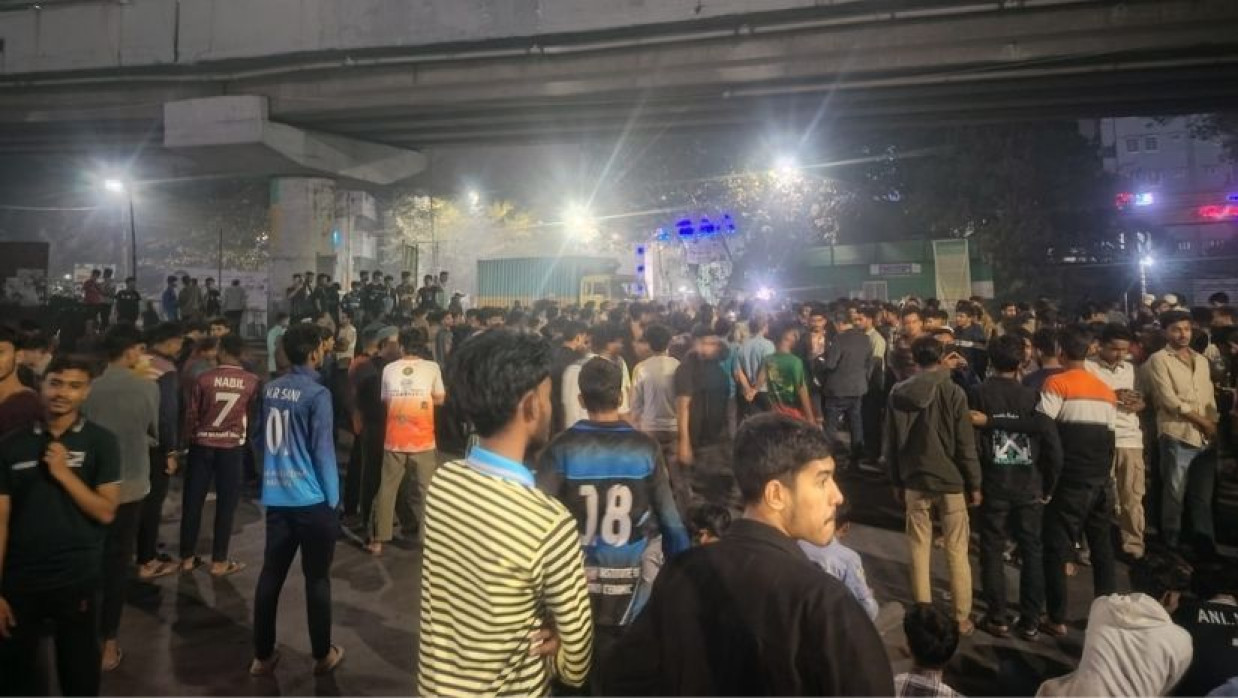 ঢাকা পলিটেকনিক শিক্ষার্থীদের সড়ক অবরোধ করে বিক্ষোভ