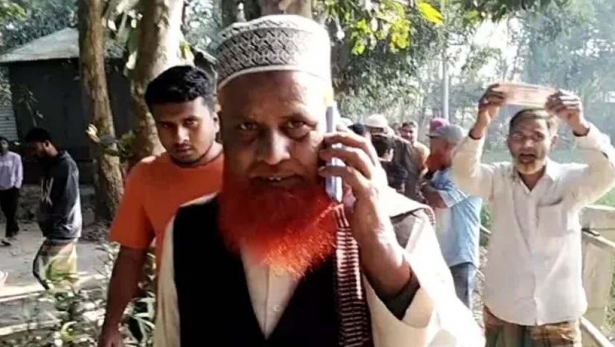 জামায়াত নেতার পেছনে একজনের হাতে টাকা তুলে দেয়া ব্যক্তি ইউনিয়ন ছাত্রদলের সহসভাপতি