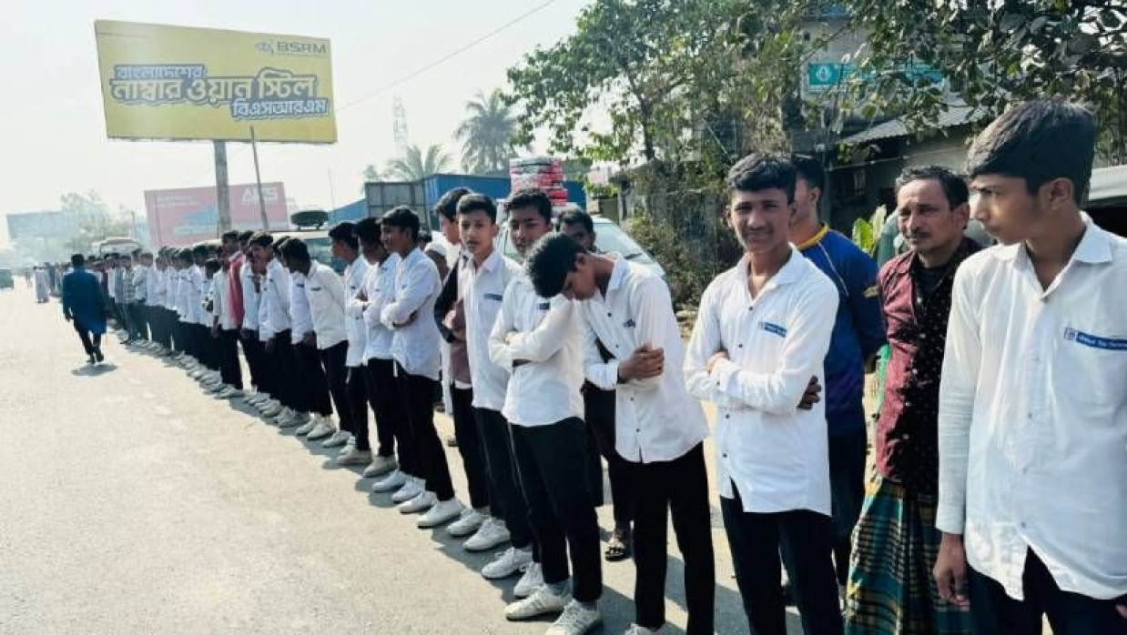 মিরসরাইয়ে ফুটওভার ব্রিজ নির্মাণের দাবিতে মানববন্ধন