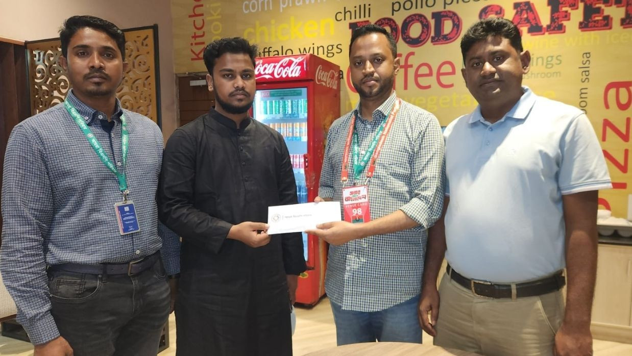 সেই মুয়াজ্জিনের পাশে দাঁড়ালেন তারেক রহমান