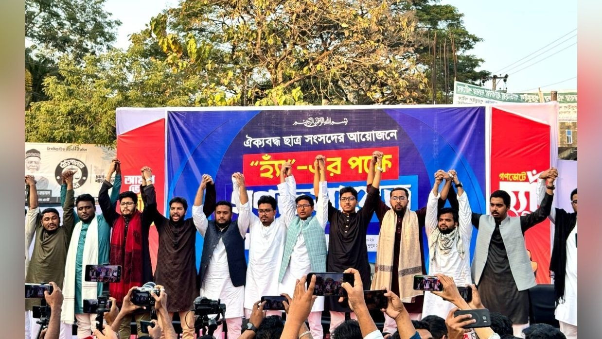 সিলেটের বন্দরবাজার এলাকায় হ্যাঁ-র পক্ষে প্রচারণা করছেন পাঁচ ছাত্রসংসদের প্রতিনিধিরা