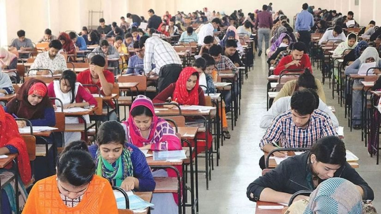 কেন্দ্রে পরীক্ষা দিচ্ছে প্রার্থীরা