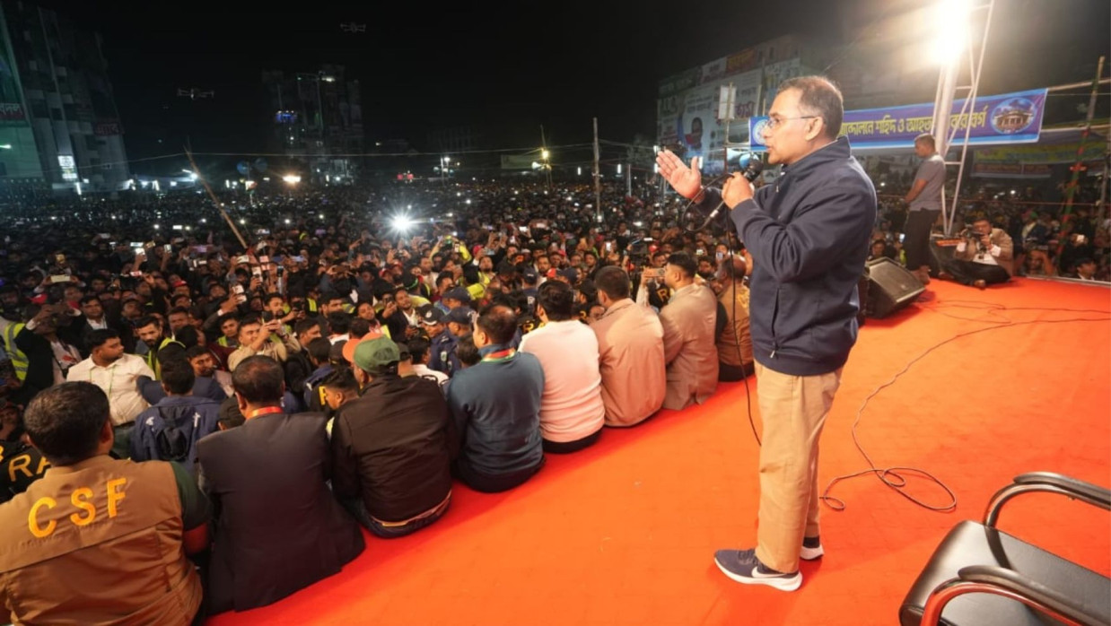 বগুড়ায় নির্বাচনী সমাবেশে  বক্তব্য রাখছেন বিএনপি চেয়ারম্যান তারেক রহমান