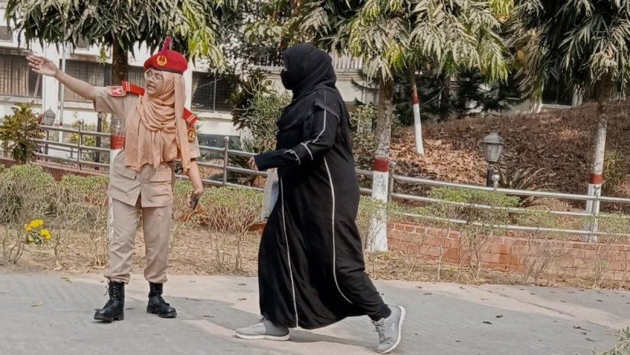 কেন্দ্রে প্রবেশ করেছে পরীক্ষার্থীরা