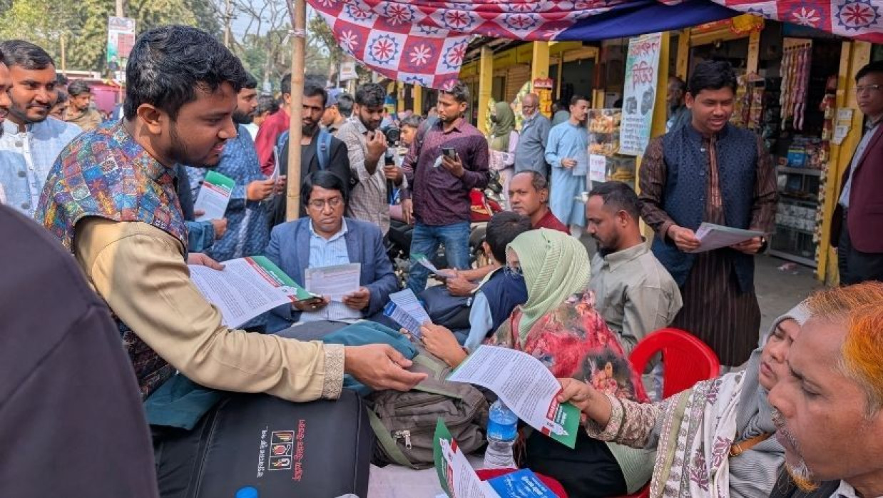 ভর্তি পরীক্ষায় আসা শিক্ষার্থী-অভিভাবকদের মধ্যে গণভোটে ‘হ্যাঁ’ ক্যাম্পেইন কুবি শিবিরের