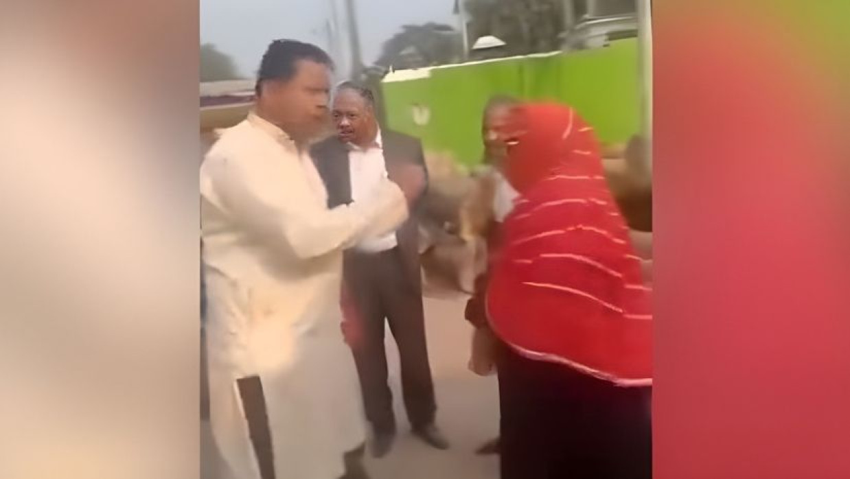 নারীকর্মীকে হেনস্তার অভিযোগ উঠেছে মোশারেফ হোসেন নামে এক বিএনপি নেতার বিরুদ্ধে