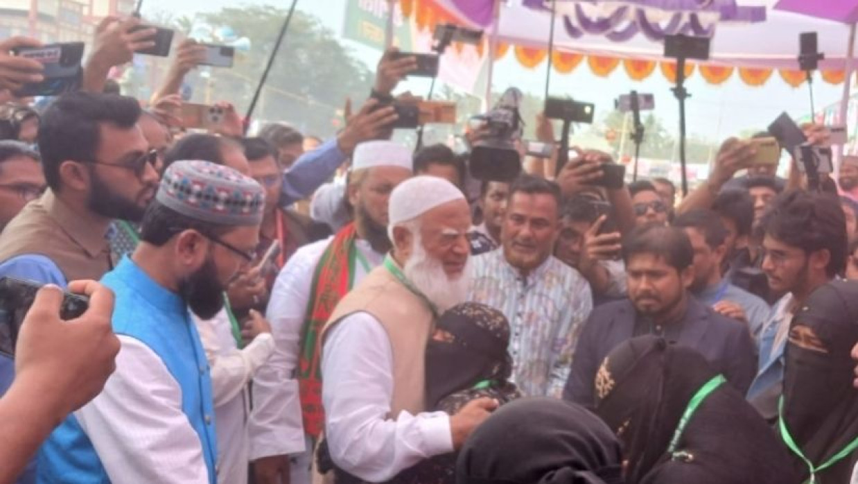 জামায়াত আমিরকে জড়িয়ে ধরে কাঁদলেন শহীদের মায়েরা