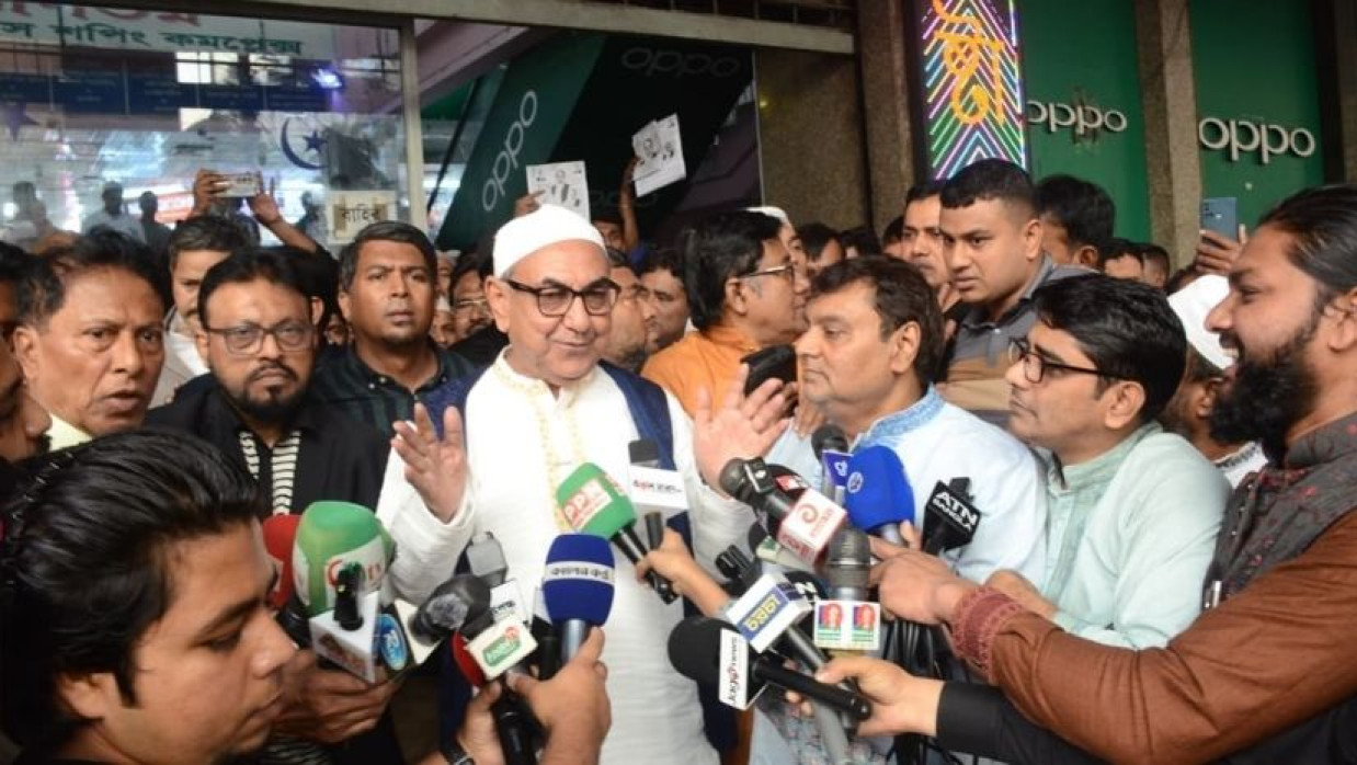 নির্বাচনী প্রচারণা শেষে সাংবাদিকদের সঙ্গে কথা বলছেন মির্জা আব্বাস