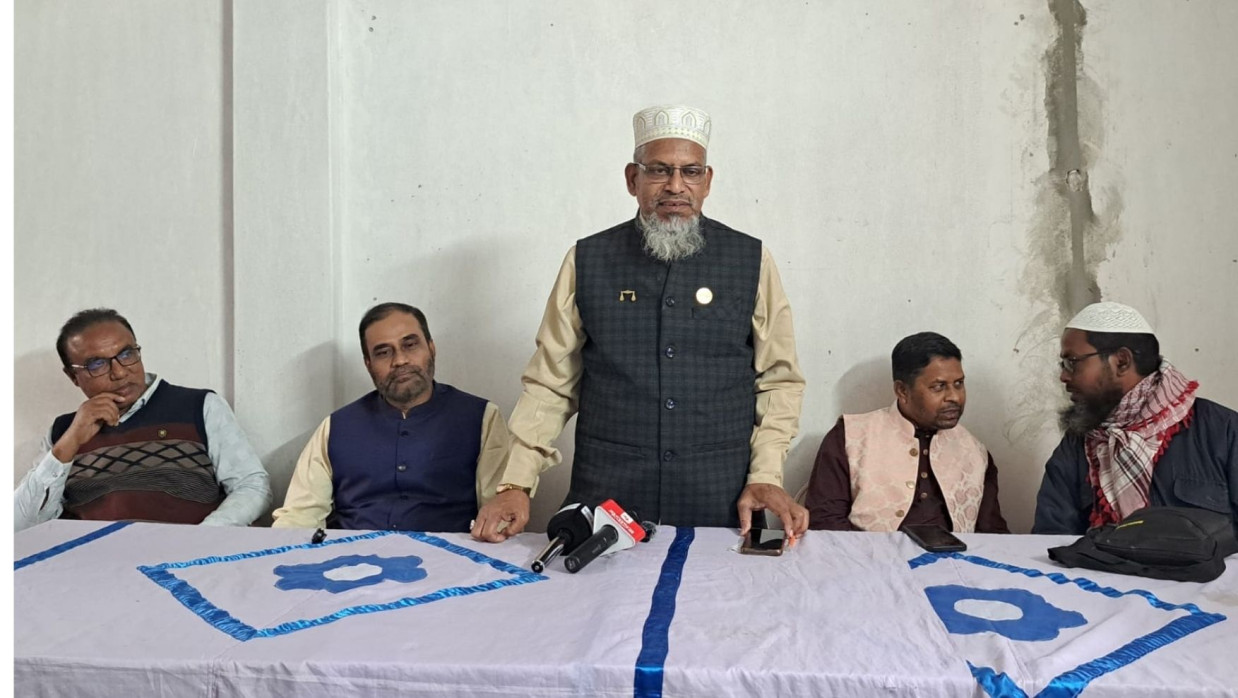 সংবাদ সম্মেলনে বক্তব্য রাখছেন পাবনা-৩ আসনের জামায়াত মনোনীত প্রার্থী মাওলানা আলী আছগার