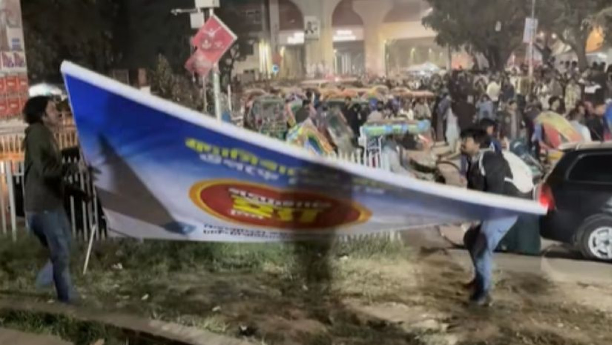 রাজু ভাস্কর্যে শিবিরের ‘হ্যাঁ’ ভোটের বিলবোর্ড, গভীর রাতে সরাল ছাত্র ইউনিয়ন