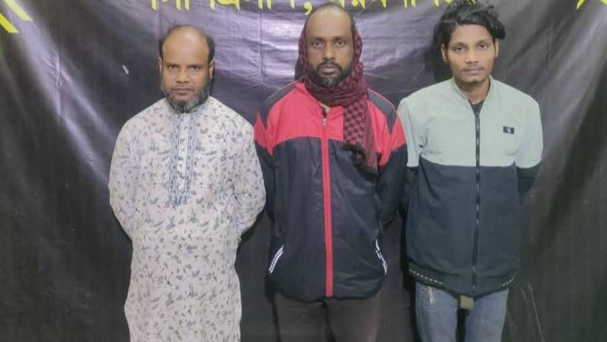 নেত্রকোনায় ৭২ কেজি গাঁজাসহ তিন মাদক কারবারি গ্রেপ্তার